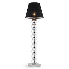 Nowoczesna lampa podłogowa LED stojąca w salonie